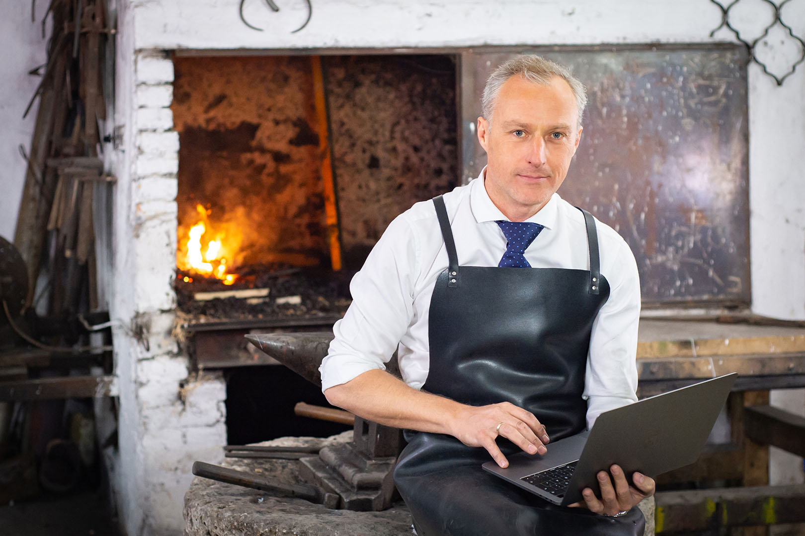 Businessschmiede mit Laptop